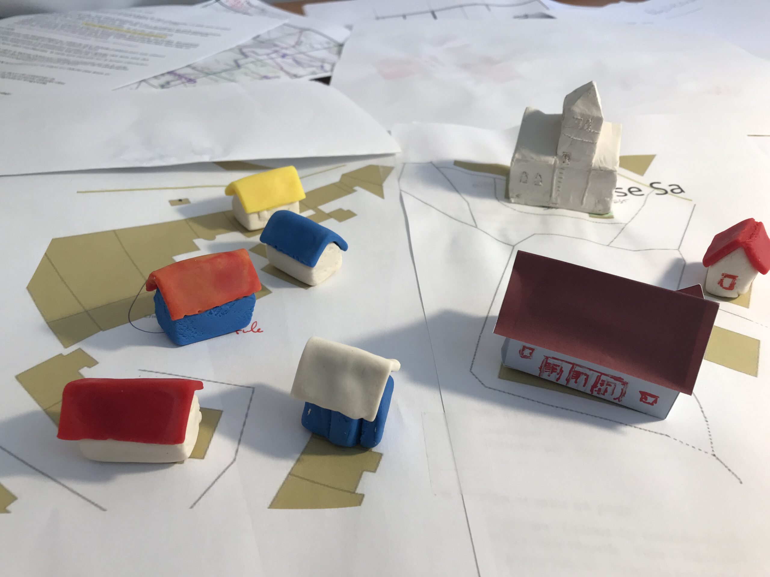 Maquettes église et maisons